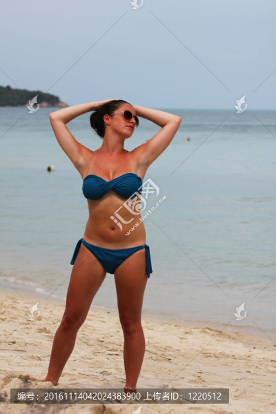 在泰國的海灘上的女人。
