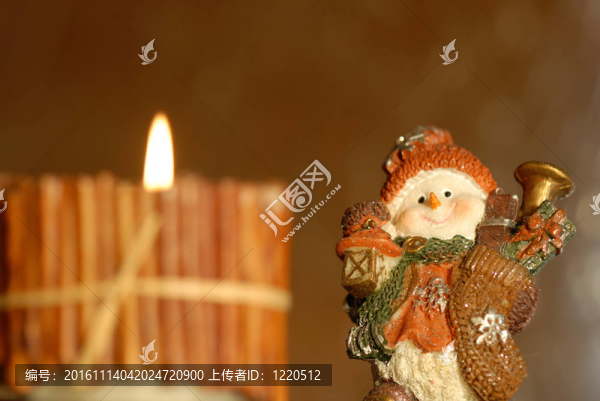 圣誕節(jié)背景；蠟燭和有趣的雪人