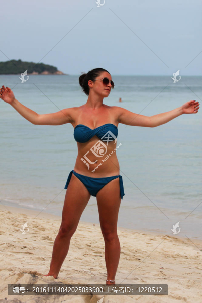 在泰國的海灘上的女人。
