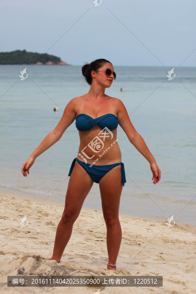 在泰國的海灘上的女人。