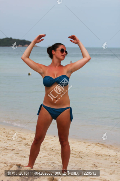 在泰國的海灘上的女人。