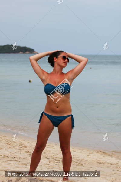 在泰國的海灘上的女人。