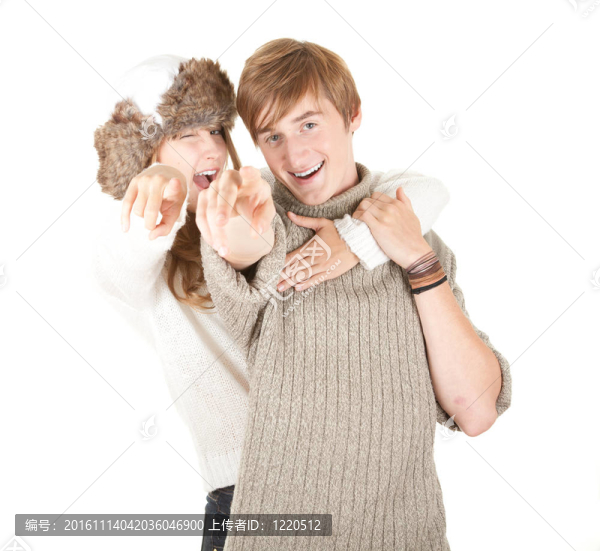 年輕夫婦指著你；快樂的年輕女人抱著他的男朋友