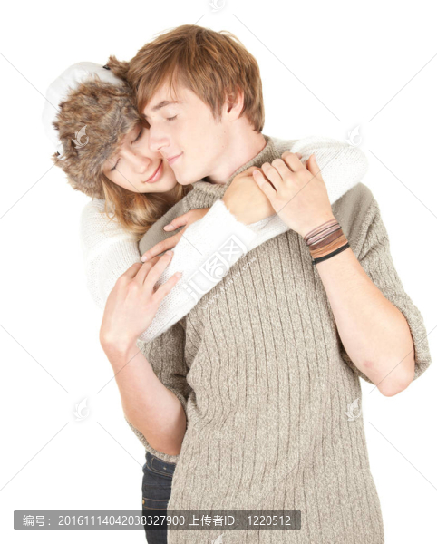 年輕的情侶-年輕的冬天的女人親吻她的男朋友