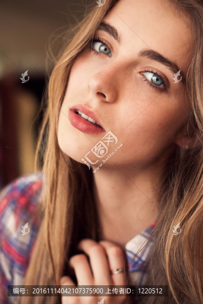 一個年輕美麗的姑娘的白種人在格子襯衫的肖像