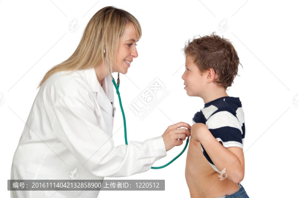 兒科醫(yī)生做檢查孩子的女人