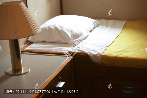 小屋里的床和燈