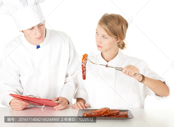 廚師檢查廚師；廚師團(tuán)隊(duì)在白色制服準(zhǔn)備肉；系列