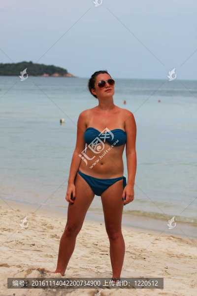在泰國的海灘上的女人。