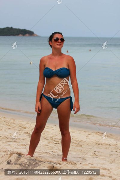 在泰國的海灘上的女人。