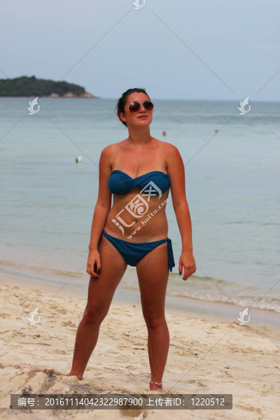 在泰國(guó)的海灘上的女人。