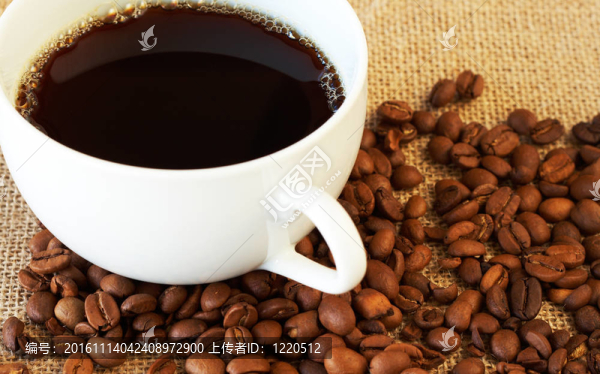 一杯咖啡和咖啡豆