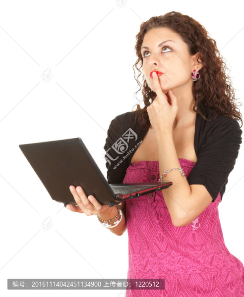 體貼的年輕女性與筆記本電腦；白色背景；系列