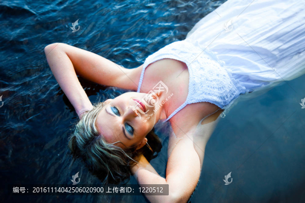 美麗的女人在初夏清晨漂浮在藍(lán)色河流中的沉默與孤獨(dú)