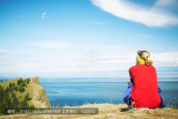 女人在看美麗的風(fēng)景