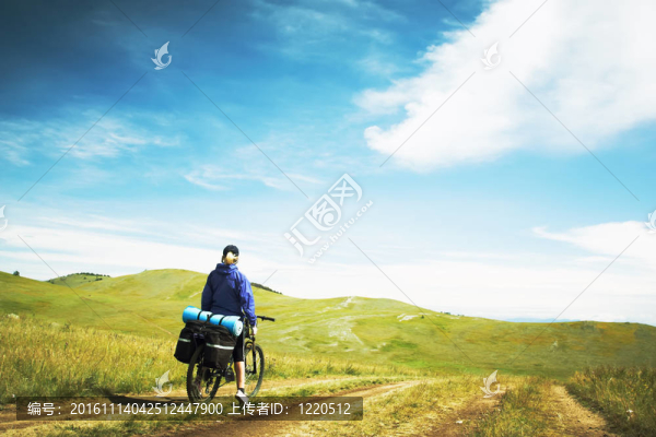 騎自行車去山上的女人