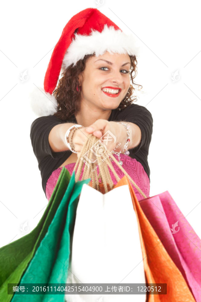 穿著Santa帽子的女孩帶著圣誕禮物帶著購(gòu)物袋；白色背景