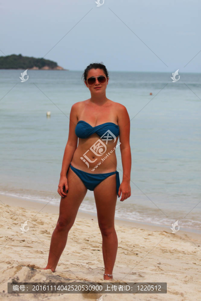 在泰國(guó)的海灘上的女人。