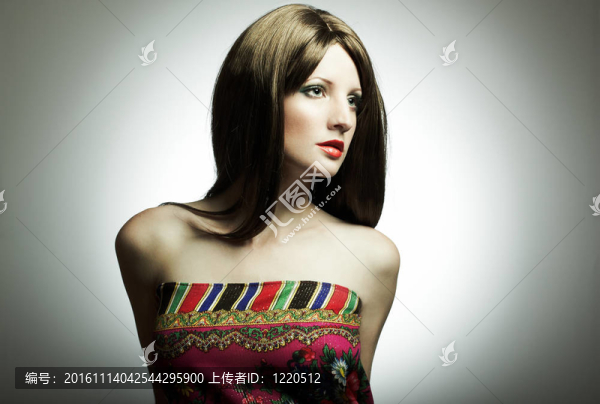 工作室中年輕女性的時(shí)裝肖像