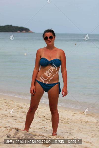 在泰國(guó)的海灘上的女人。