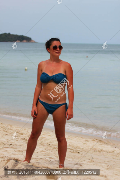 在泰國的海灘上的女人。