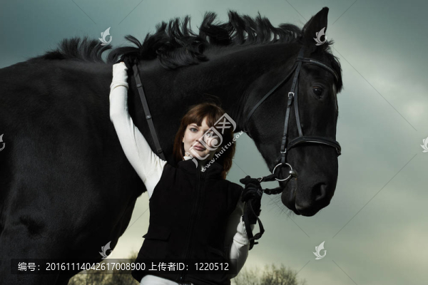美麗的年輕女子與黑馬