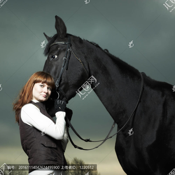 美麗的年輕女子與黑馬