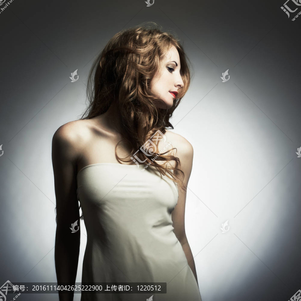 工作室中年輕女性的時裝肖像