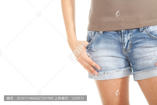 前視圖身體部分的女孩在牛仔褲短褲口袋里的手；系列