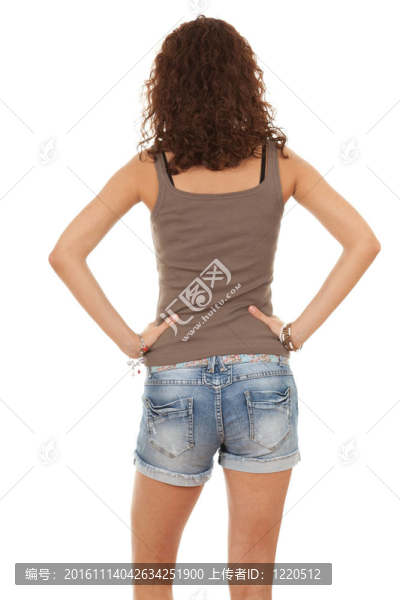 女孩從褲子背面的肖像；牛仔褲短褲；棕色休閑襯衫；系列