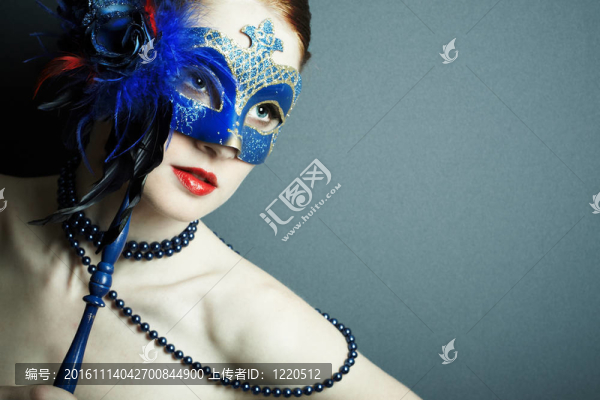 美麗的少女戴著神秘的面具