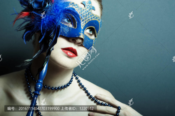 美麗的少女戴著神秘的面具