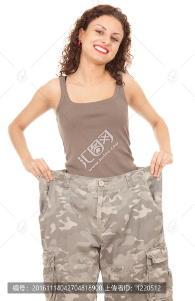 穿著迷彩褲的年輕女子；白色背景；系列