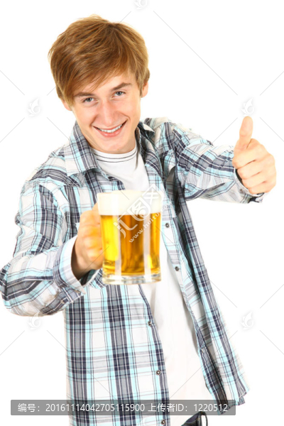 人喝一杯冰涼的啤酒