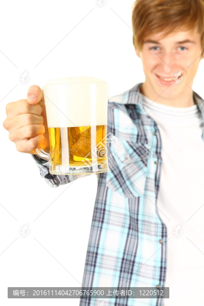 人喝一杯冰涼的啤酒