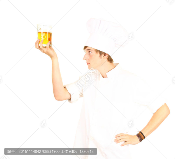 白色制服和啤酒的廚師