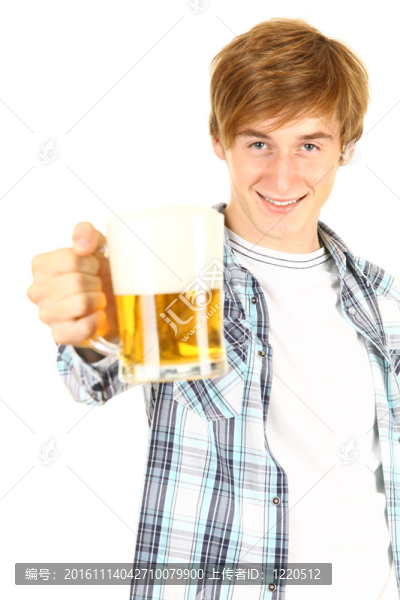 人喝一杯冰涼的啤酒