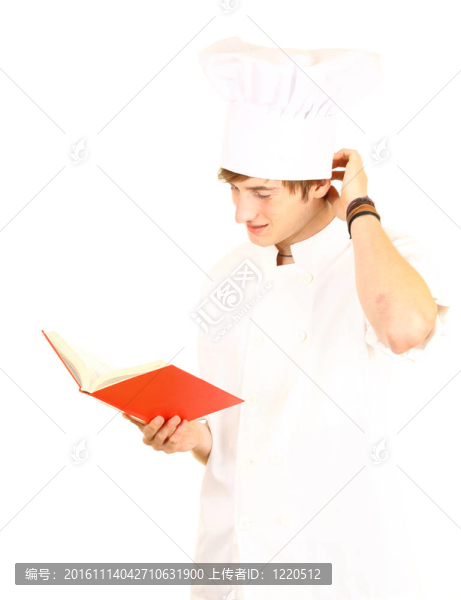 男廚師穿白色制服和帽子看書(shū)