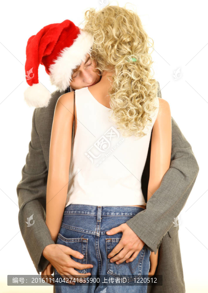 模特在Santa帽子的醉漢的年輕人