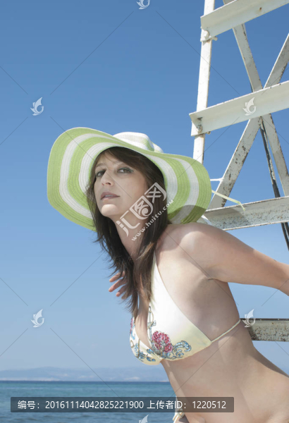 在沙灘上比基尼完美的女孩。