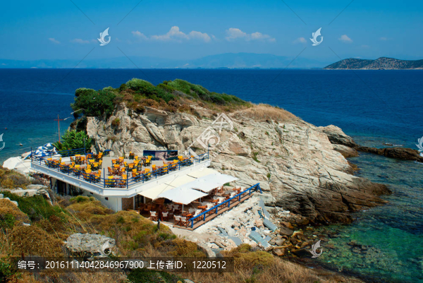 海灘上美麗的自助餐廳；希臘