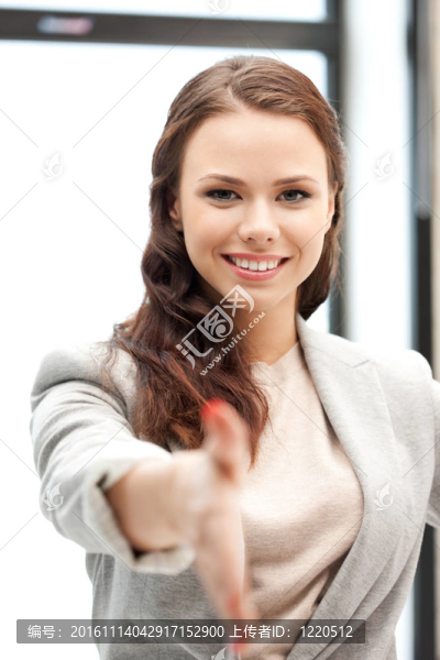 張開手準(zhǔn)備握手的女人