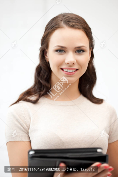 幸福的女人用平板電腦電腦