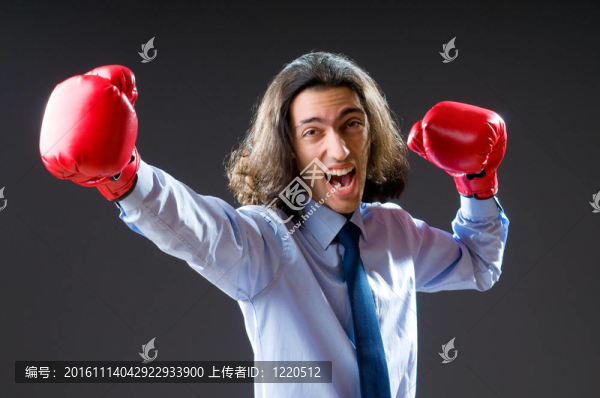 帶拳擊手套的商人