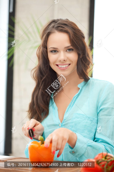 廚房里的漂亮女人