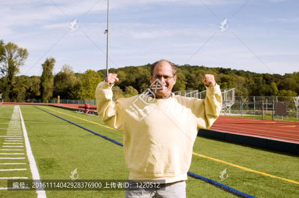 中年男子在運動場上的伸展運動