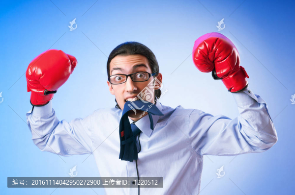 帶拳擊手套的商人