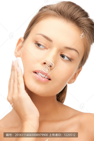 美麗的女人用化妝棉