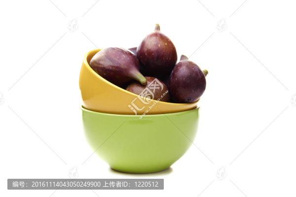 彩色杯子中的新鮮成熟無花果。