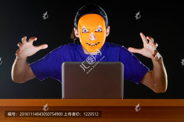 黑客坐在黑暗的房間里